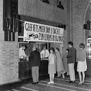 126709 Afbeelding van wachtende personen bij een loket in het hoofdpostkantoor (Neude 11) te Utrecht, met een wervende ...